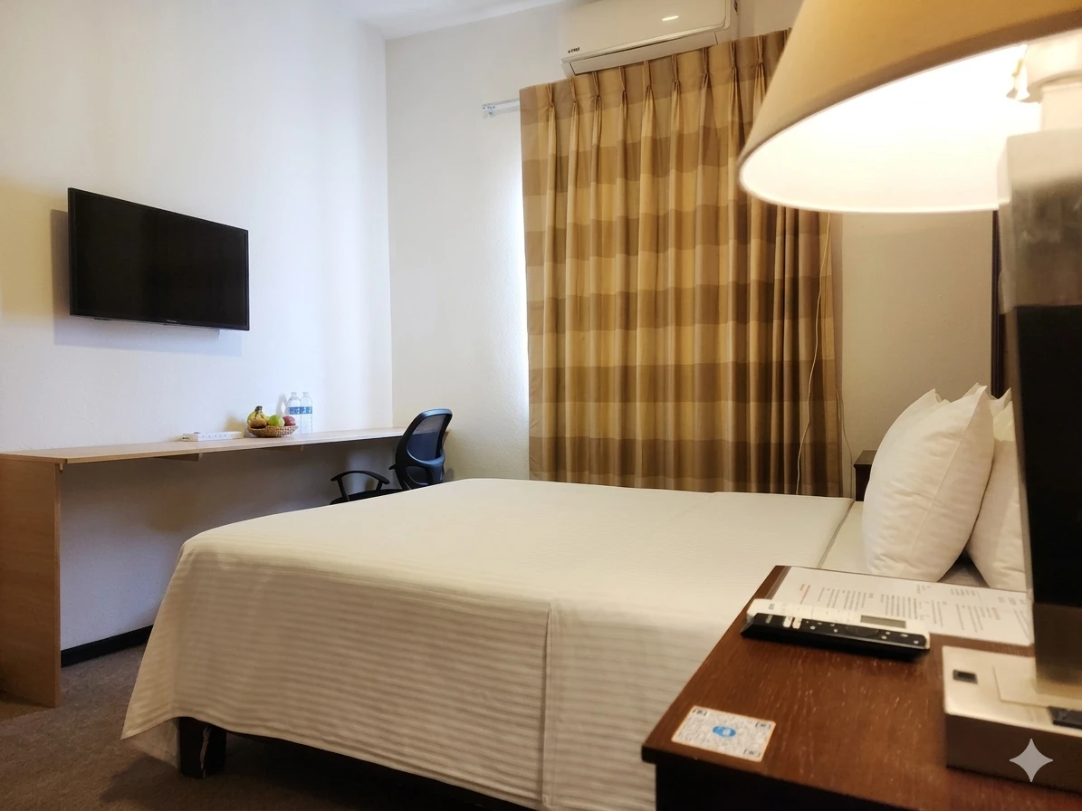 Habitación Tranquila con televisión, escritorio con silla, aire acondicionado y cama